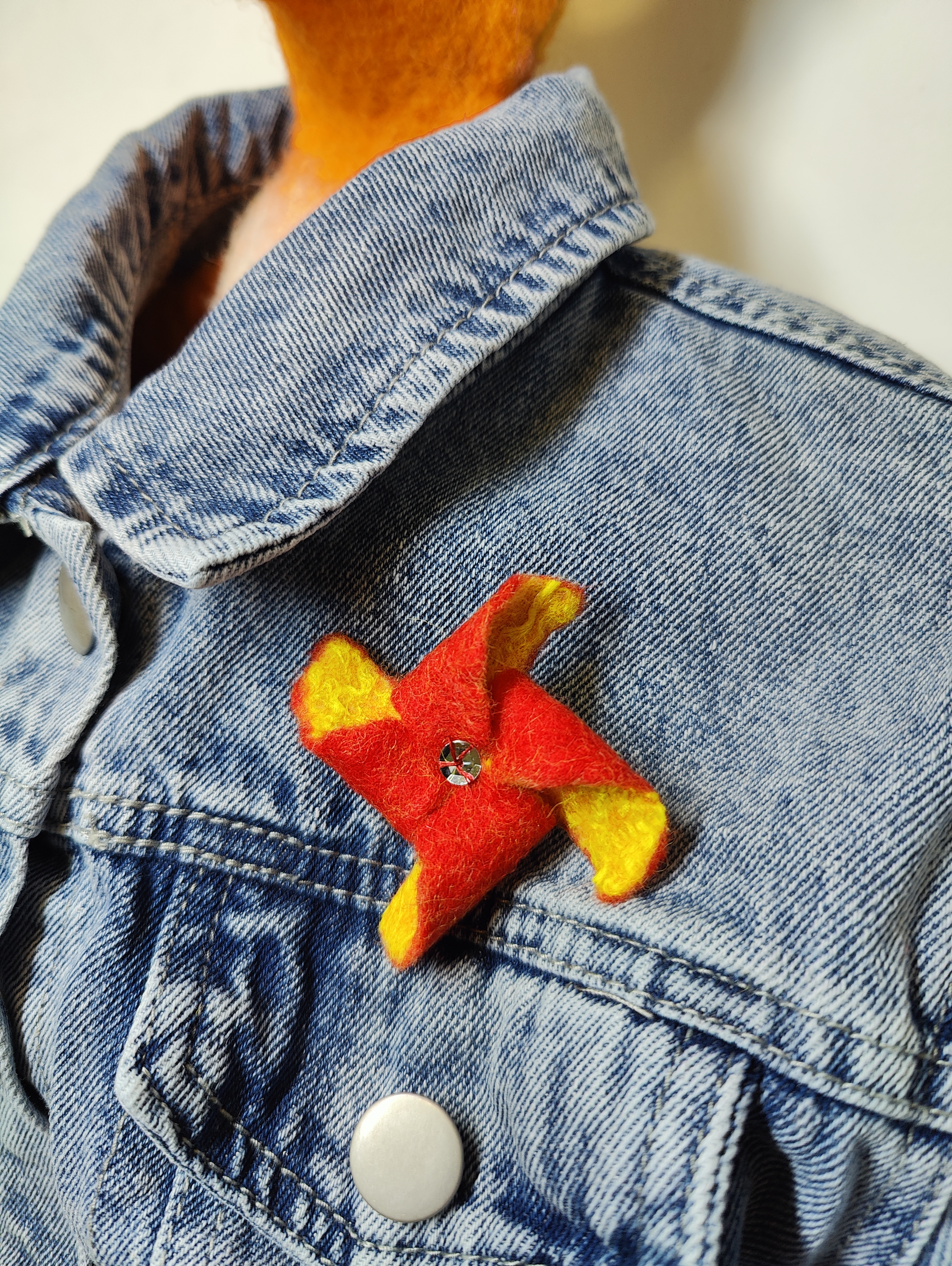 Брошка въртележка