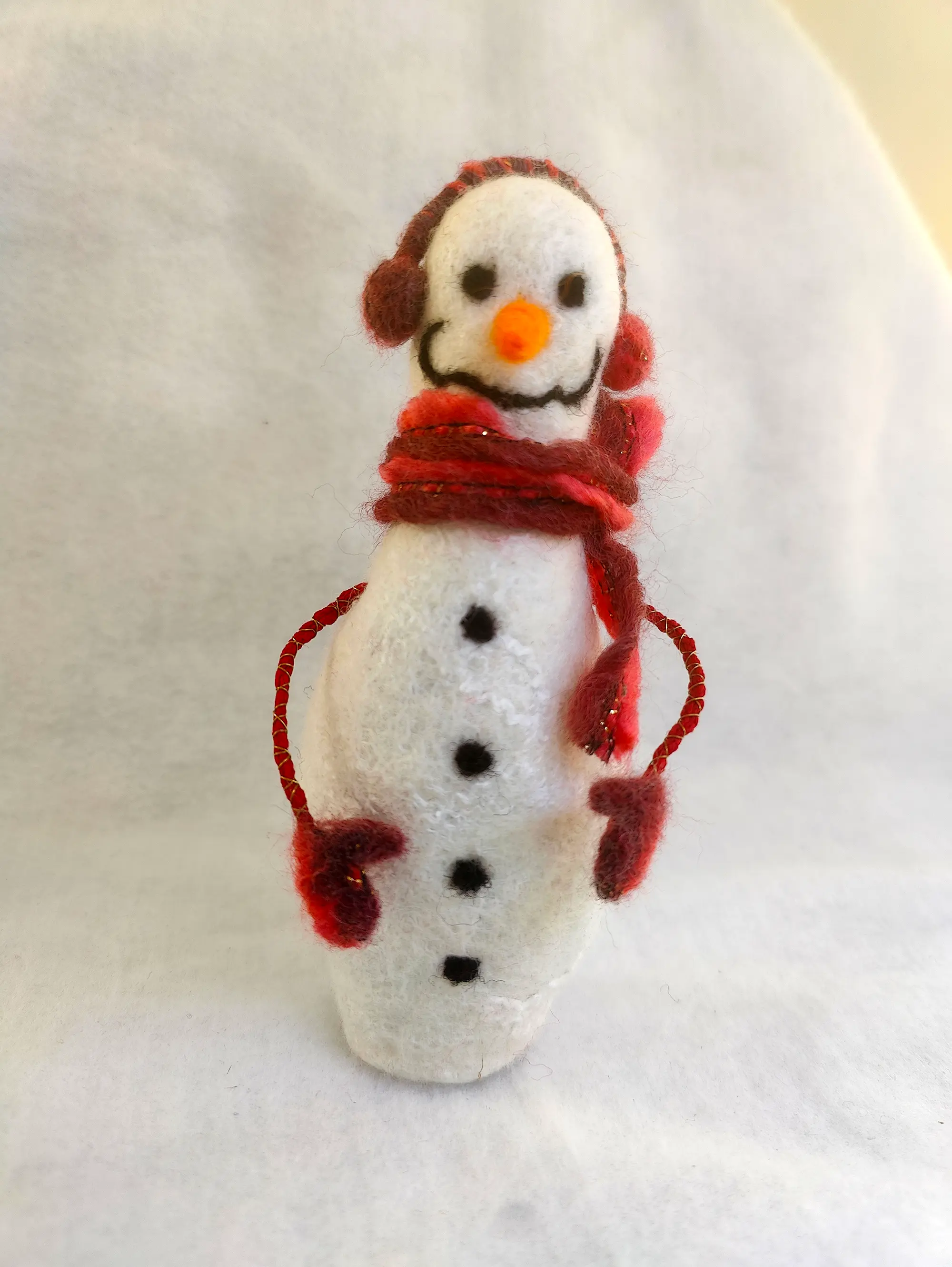 Снежен човек с топли слушалки